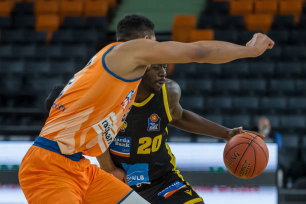 何在压力下 何在压力下